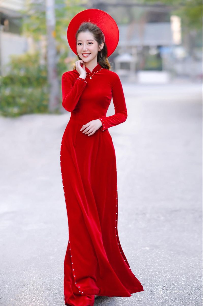 Áo dài cô dâu màu đỏ bằng chất liệu nhung